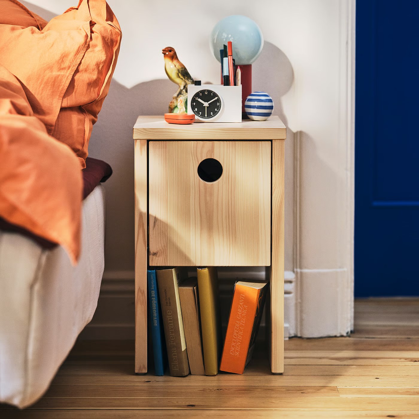 IKEA PS 2026 Stolik nocny - sosna z drzwiami uchylnymi 30x30x50 cm