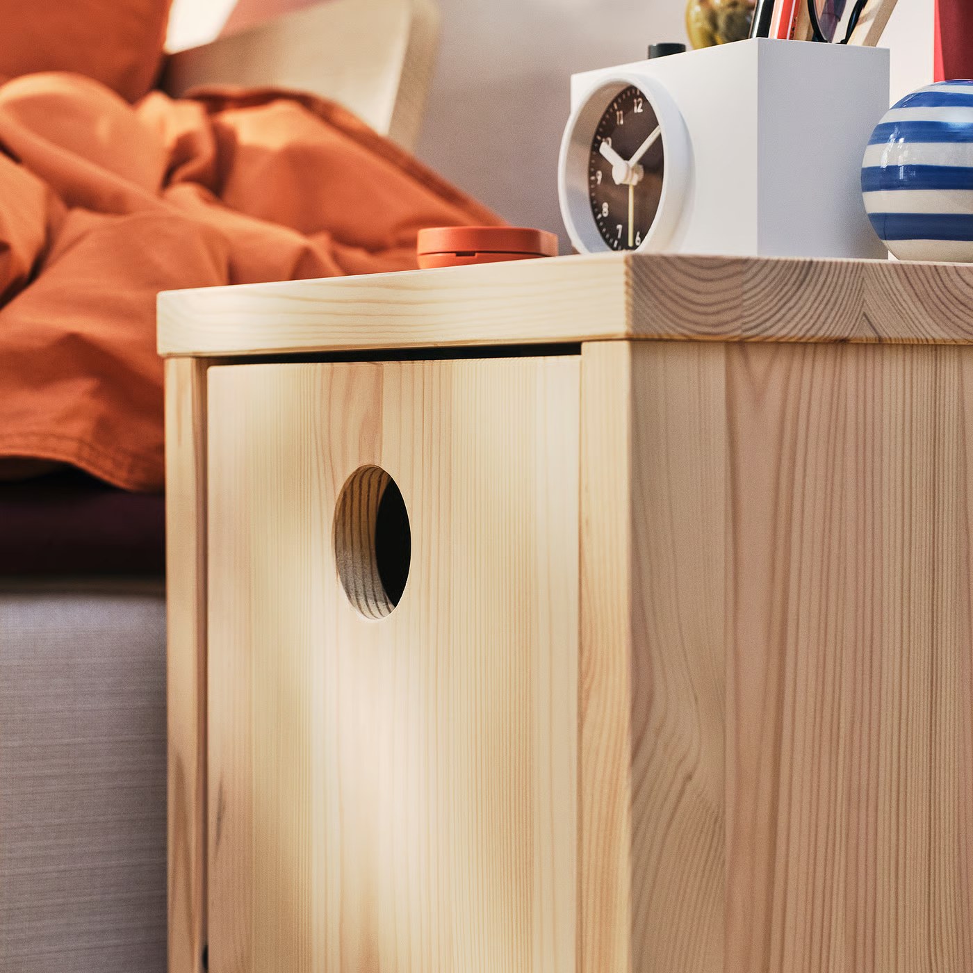IKEA PS 2026 Stolik nocny - sosna z drzwiami uchylnymi 30x30x50 cm